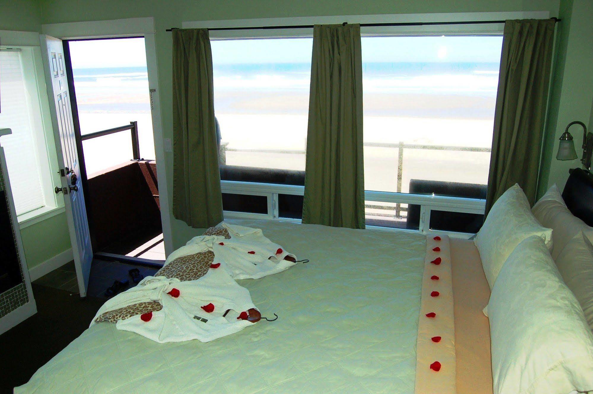 Beachfront Manor Hotel Линкольн-Сити Экстерьер фото
