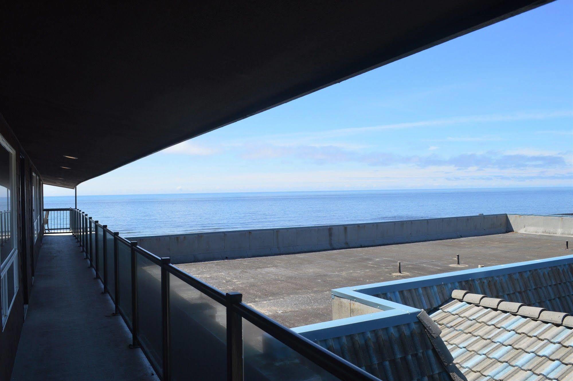 Beachfront Manor Hotel Линкольн-Сити Экстерьер фото